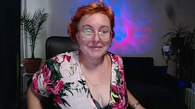 Snapshot of JoannaAndNeighbour chatting on October 9, 10:05 am JoannaAndNeighbour online show from October 9, 10:05 am