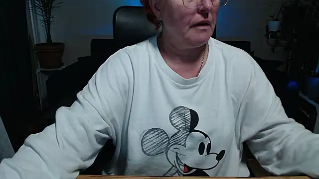 Snapshot of JoannaAndNeighbour chatting on October 18, 10:17 am JoannaAndNeighbour online show from October 18, 10:17 am