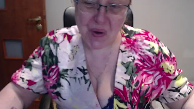 Snapshot of JoannaAndNeighbour chatting on February 7, 8:11 am JoannaAndNeighbour online show from February 7, 8:11 am