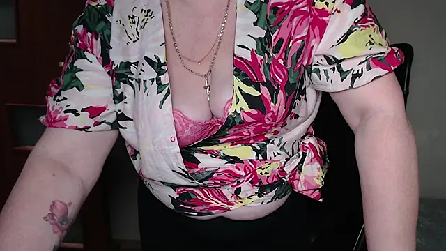Snapshot of JoannaAndNeighbour chatting on March 20, 5:58 pm JoannaAndNeighbour online show from March 20, 5:58 pm