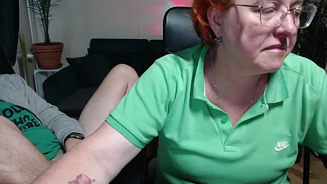 Snapshot of JoannaAndNeighbour chatting on October 14, 8:04 am JoannaAndNeighbour online show from October 14, 8:04 am