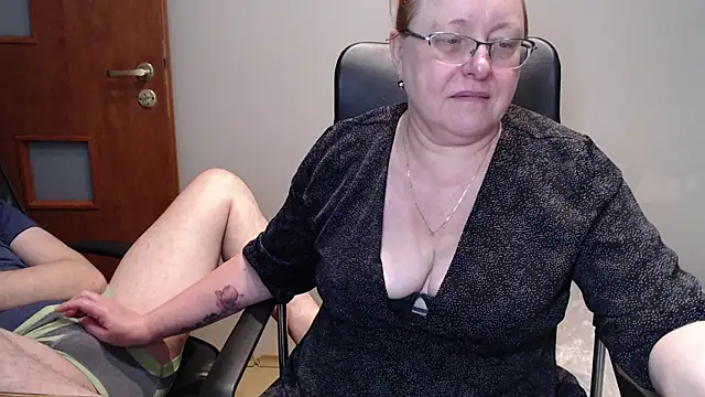 Snapshot of JoannaAndNeighbour chatting on February 9, 8:21 am JoannaAndNeighbour online show from February 9, 8:21 am