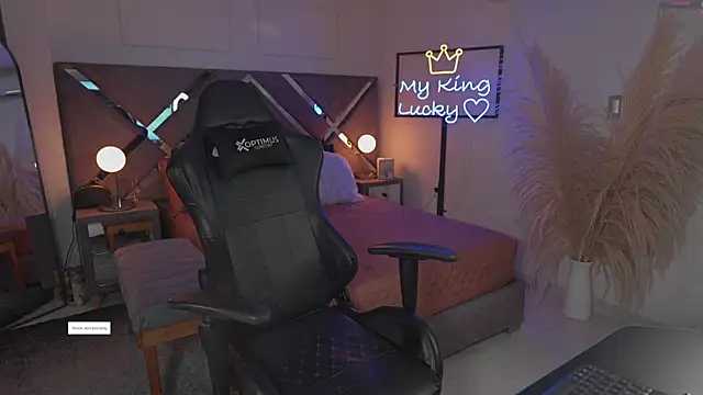 Snapshot of KateOwens chatting on November 25, 11:32 am KateOwens online show from November 25, 11:32 am