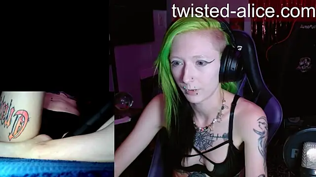 Snapshot of alicewonder09 chatting on June 25, 2:53 am alicewonder09 online show from June 25, 2:53 am