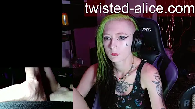 Snapshot of alicewonder09 chatting on July 16, 3:25 am alicewonder09 online show from July 16, 3:25 am