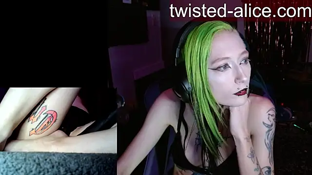 Snapshot of alicewonder09 chatting on July 1, 3:29 am alicewonder09 online show from July 1, 3:29 am