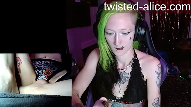 Snapshot of alicewonder09 chatting on July 2, 3:18 am alicewonder09 online show from July 2, 3:18 am