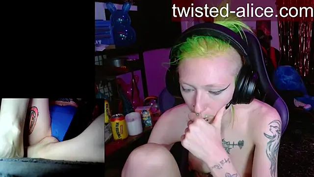 alicewonder09 online show from April 18, 7:22 am