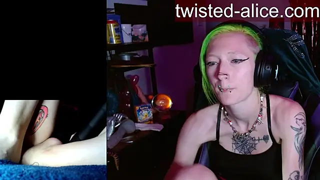 Snapshot of alicewonder09 chatting on June 19, 3:12 am alicewonder09 online show from June 19, 3:12 am