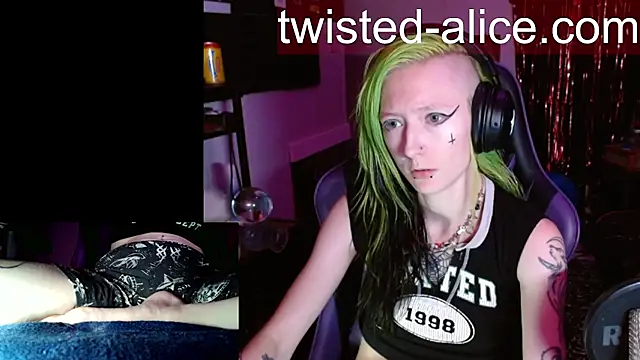 Snapshot of alicewonder09 chatting on July 15, 3:35 am alicewonder09 online show from July 15, 3:35 am