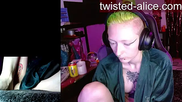 alicewonder09 online show from April 28, 3:44 am