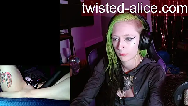 Snapshot of alicewonder09 chatting on July 9, 3:29 am alicewonder09 online show from July 9, 3:29 am