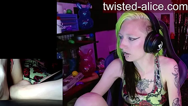 alicewonder09 online show from April 2, 3:13 am