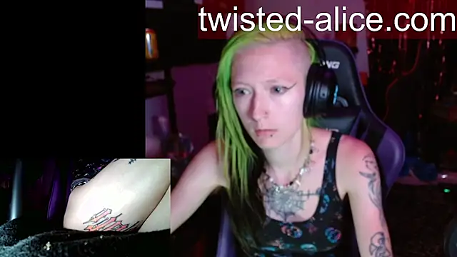 Snapshot of alicewonder09 chatting on July 19, 3:04 am alicewonder09 online show from July 19, 3:04 am
