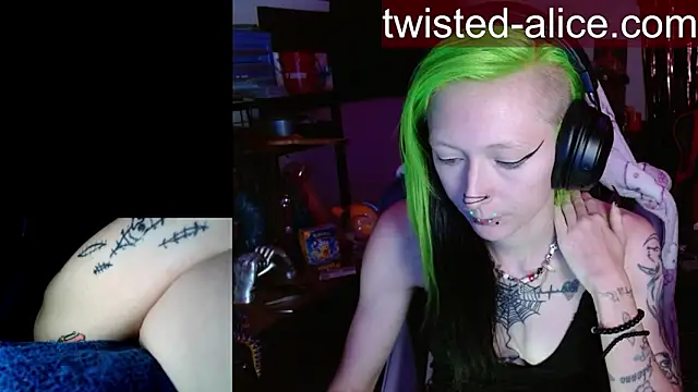 Snapshot of alicewonder09 chatting on June 15, 3:18 am alicewonder09 online show from June 15, 3:18 am