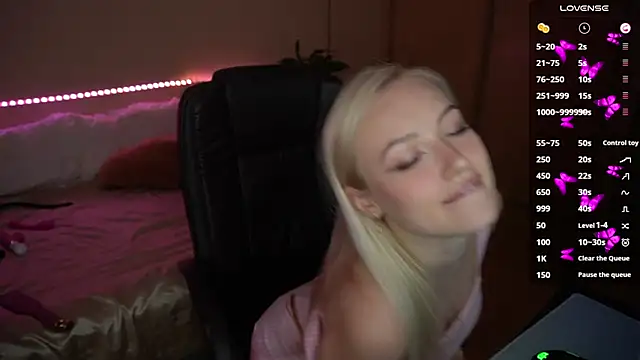 Snapshot of AmandaFiree chatting on August 1, 8:29 pm AmandaFiree online show from August 1, 8:29 pm