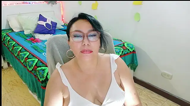 hottplay online show from April 10, 4:47 pm