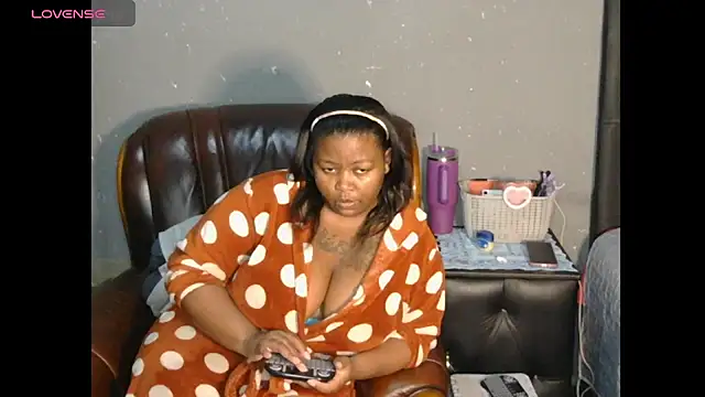 caramelbooty69 online show from November 11, 6:36 pm