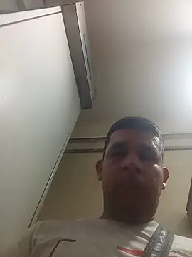 Snapshot of El-reyleon chatting on June 29, 10:37 am El-reyleon online show from June 29, 10:37 am