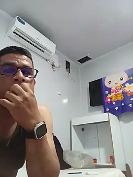 Snapshot of El-reyleon chatting on May 28, 1:02 am El-reyleon online show from May 28, 1:02 am