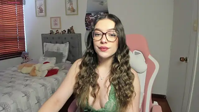 Snapshot of samysweet_8 chatting on December 19, 1:24 pm samysweet 8 online show from December 19, 1:24 pm