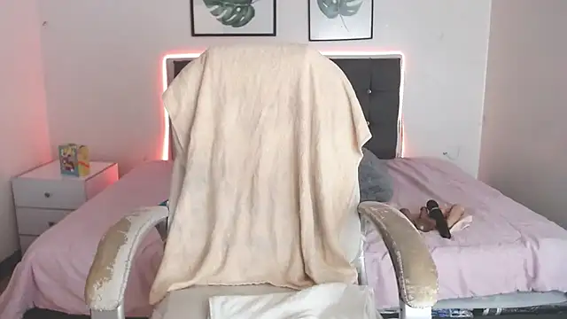 selena yourmilf online show from March 10, 5:50 pm