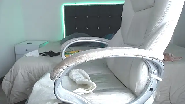 selena yourmilf online show from December 13, 8:04 pm