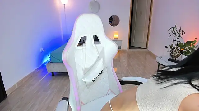 carleee winter online show from April 15, 1:33 am