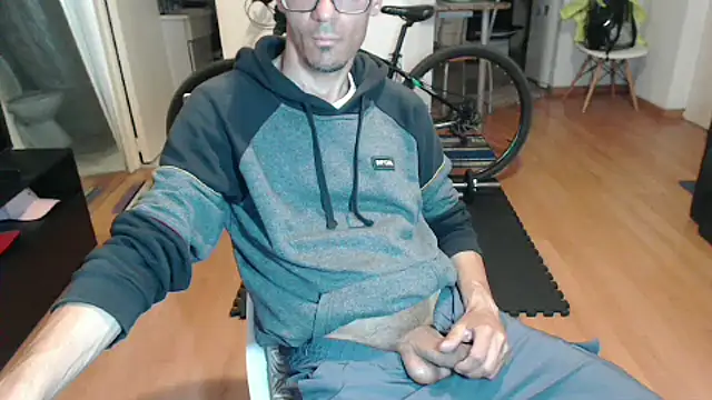 Snapshot of guachin_hunk chatting on October 1, 4:39 am guachin hunk online show from October 1, 4:39 am