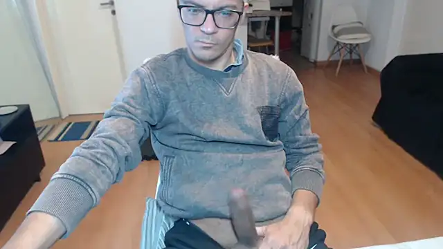 Snapshot of guachin_hunk chatting on July 4, 9:30 pm guachin hunk online show from July 4, 9:30 pm