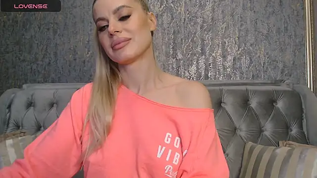 Snapshot of BlondieStar chatting on October 22, 11:47 pm BlondieStar online show from October 22, 11:47 pm