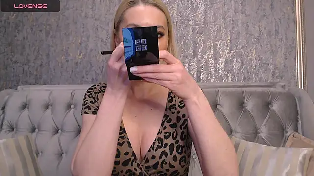 Snapshot of BlondieStar chatting on November 9, 12:58 am BlondieStar online show from November 9, 12:58 am