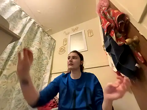 Snapshot of Snowbunnycake_131 chatting on September 11, 6:02 am Snowbunnycake 131 online show from September 11, 6:02 am