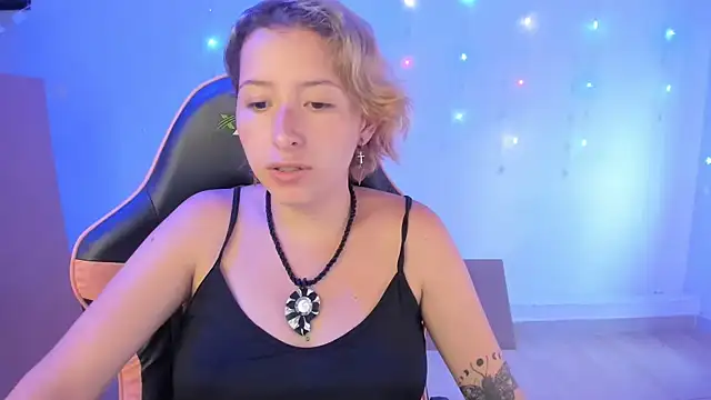 Snapshot of Ginger_Sweetty chatting on December 14, 9:45 pm Ginger Sweetty online show from December 14, 9:45 pm