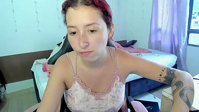 Snapshot of Ginger_Sweetty chatting on February 6, 10:43 pm Ginger Sweetty online show from February 6, 10:43 pm