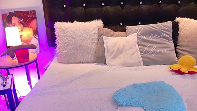 ValenScott1 online show from November 4, 1:26 pm