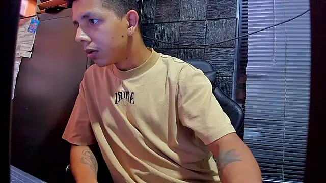 Snapshot of boy_bigcock24cm chatting on June 14, 2:29 pm boy bigcock24cm online show from June 14, 2:29 pm
