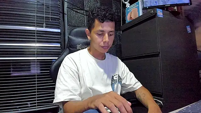 Snapshot of boy_bigcock24cm chatting on June 23, 12:52 am boy bigcock24cm online show from June 23, 12:52 am
