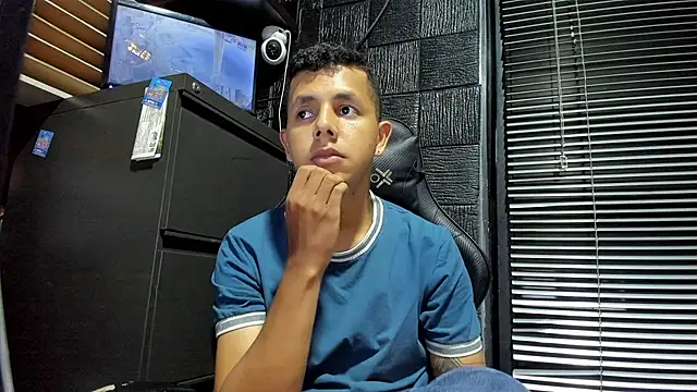 Snapshot of boy_bigcock24cm chatting on July 12, 12:11 am boy bigcock24cm online show from July 12, 12:11 am