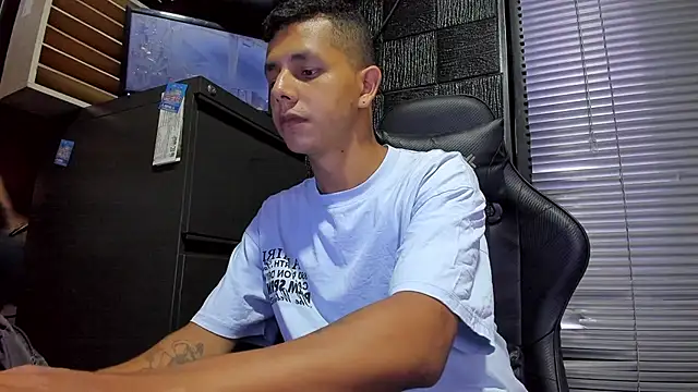 Snapshot of boy_bigcock24cm chatting on July 9, 12:33 am boy bigcock24cm online show from July 9, 12:33 am