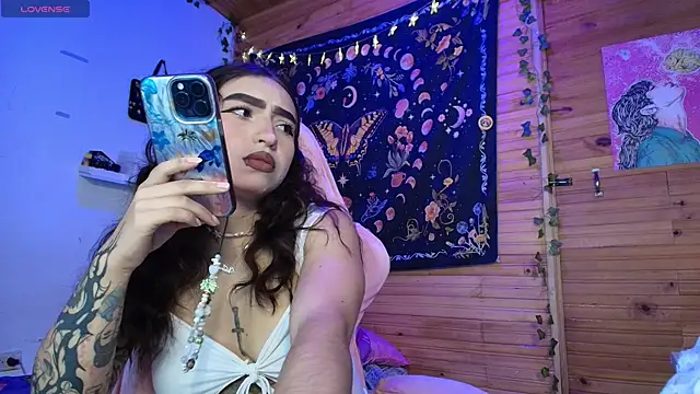Snapshot of valenor_ chatting on September 9, 1:38 am valenor online show from September 9, 1:38 am