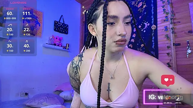 Snapshot of valenor_ chatting on November 12, 2:26 am valenor online show from November 12, 2:26 am