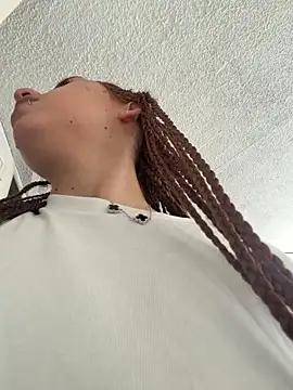 Snapshot of valenor_ chatting on February 20, 6:54 pm valenor online show from February 20, 6:54 pm