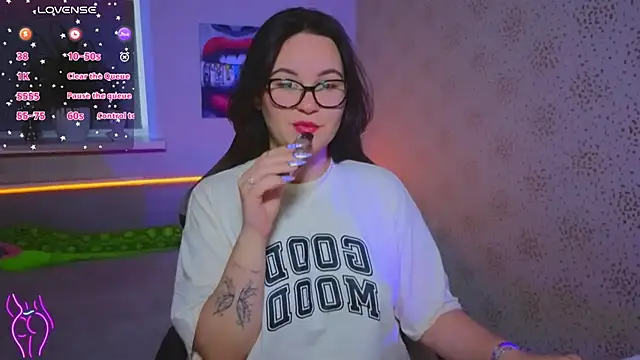 EsterLogan online show from November 2, 11:15 am