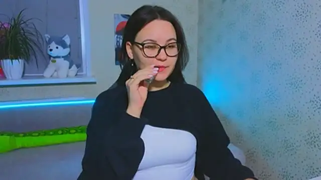 EsterLogan online show from December 2, 8:05 am