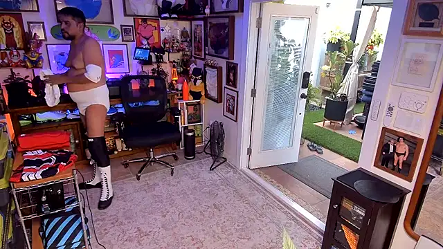 Briefs bud online show from December 8, 11:40 pm