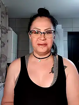 x  KHALEESI  x online show from February 10, 9:25 pm