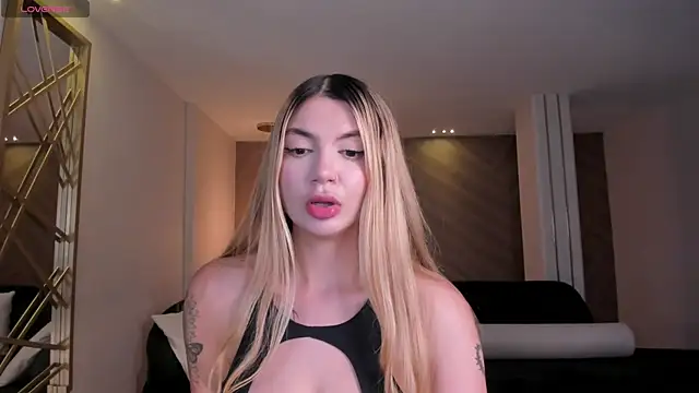 NiaHolland online show from May 13, 6:26 pm