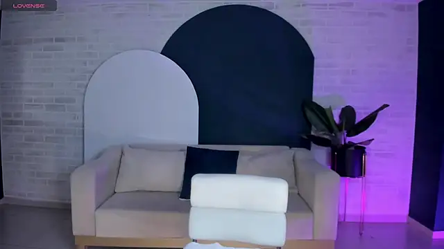 NiaHolland online show from May 10, 11:50 pm