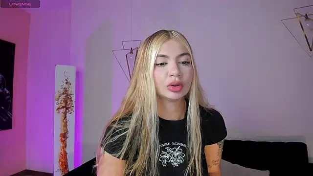NiaHolland online show from June 6, 8:14 pm